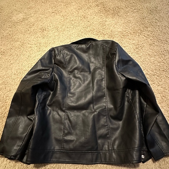 Faux leather accented with zippers, very stylist - Picture 3 of 3